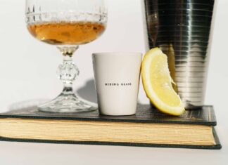 Jutarnji eliksir – Jedan od najboljih recepata za vaše zdravlje goblet with alcohol near mixing glasses placed on book