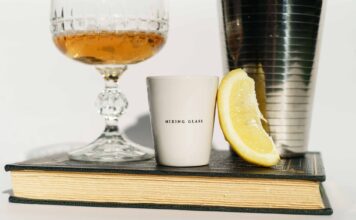 Jutarnji eliksir – Jedan od najboljih recepata za vaše zdravlje goblet with alcohol near mixing glasses placed on book