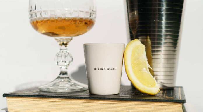 Jutarnji eliksir – Jedan od najboljih recepata za vaše zdravlje goblet with alcohol near mixing glasses placed on book