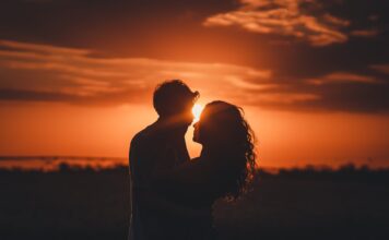 Noć sa strancem silhouette photography of man and woman