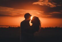 Volim te bez rezerve silhouette photography of man and woman