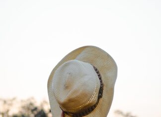 Vraćena usluga woman holding hat