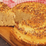 UVIJENA POGAČA SA SIROM: Mekana i ukusna, a lako se pravi – VIDEO RECEPT