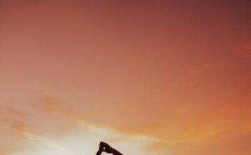 Bečki valcer couple dancing on the pavement during sunset