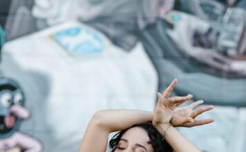 Uz zvuke rokenrola Uz zvuke rokenrola - ljubić