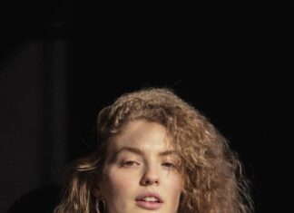 Seksualno ucenjena trendy young woman touching chin and looking at camera