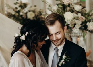 Konačno, sreća bride and groom sitting and smiling