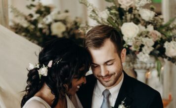 Konačno, sreća bride and groom sitting and smiling