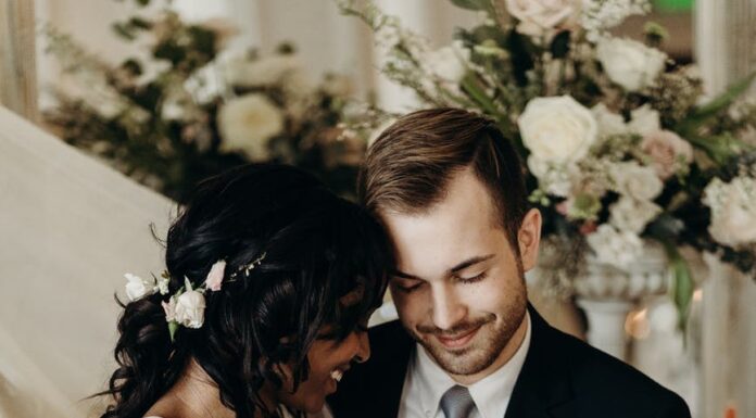 Konačno, sreća bride and groom sitting and smiling