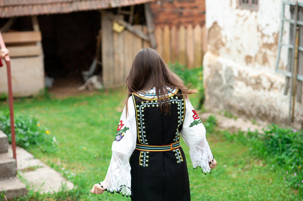 Srpkinja, Devojka u narodnoj nošnji, Narodna nošnja