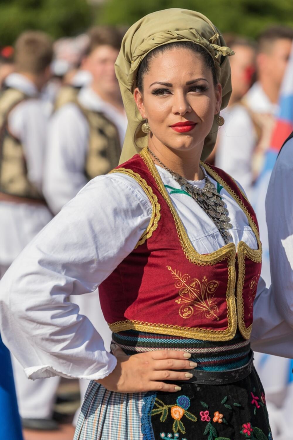 Srpkinja, Devojka u narodnoj nošnji, Narodna nošnja