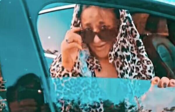 ANA NIKOLIĆ SE U DONJEM VEŠU VALJA PO PUTU! Šok snimak kruži mrežama, javnost frapirana: “POMOZITE JOJ!”