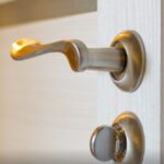 Zašto ljudi masovno OBMOTAVAJU FOLIJU OKO KVAKE? Kada čujete razlog, možda ćete i vi