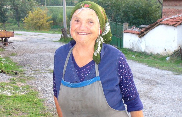“Pretvaraj se da ni teglu sama ne možeš otvoriti” – 5 bakinih savjeta za sretan brak