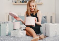 10 novogodišnjih poklona za žene koje vole bezvremenski stil