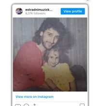 Možete li prepoznati pjevača sa fotografije? Danas izgleda potpuno drugačije Možete li prepoznati pjevača sa fotografije? Danas izgleda potpuno drugačije