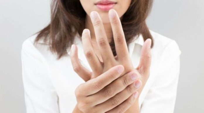 DA LI VAM TRNU RUKE ILI PRSTI? Evo na šta vas upozorava ovaj simptom: Obratite pažnju dok nije kanso DA LI VAM TRNU RUKE ILI PRSTI? Evo na šta vas upozorava ovaj simptom: Obratite pažnju dok nije kanso