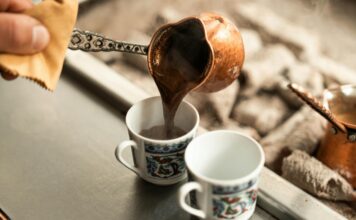 Dodajte ovaj sastojak u kafu, poboljšat će vam probavu Dodajte ovaj sastojak u kafu, poboljšat će vam probavu