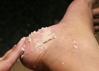 GENIJALAN RECEPT ZA GRUBE RUKE, ISPUCALE PETE, KURJE OČI I KRIVE NOKTE NA NOGAMA: Obavezno zapišite, nećete se pokajati GENIJALAN RECEPT ZA GRUBE RUKE, ISPUCALE PETE, KURJE OČI I KRIVE NOKTE NA NOGAMA: Obavezno zapišite, nećete se pokajati