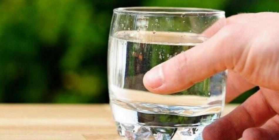 IMA IZUZETNO ZDRAV UČINAK: Svako jutro pijte čašu slane vode na prazan želudac!