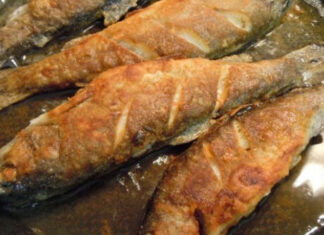 Kuhari ribu ne stavljaju u brašno, uvaljaju je u ovu namirnicu: Ulje nikad ne prska, a ukus je bolji 10 puta Kuhari ribu ne stavljaju u brašno, uvaljaju je u ovu namirnicu: Ulje nikad ne prska, a ukus je bolji 10 puta