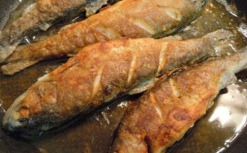 Kuhari ribu ne stavljaju u brašno, uvaljaju je u ovu namirnicu: Ulje nikad ne prska, a ukus je bolji 10 puta Kuhari ribu ne stavljaju u brašno, uvaljaju je u ovu namirnicu: Ulje nikad ne prska, a ukus je bolji 10 puta