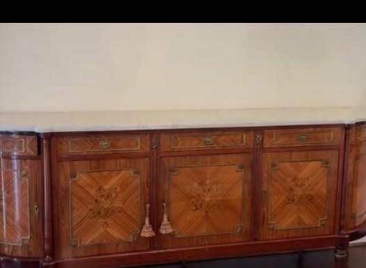 Kupila polovnu komodu, a nije ni slutila kakvo blago se krije unutra: Kad je otvorila, ostala u šoku Kupila polovnu komodu, a nije ni slutila kakvo blago se krije unutra: Kad je otvorila, ostala u šoku