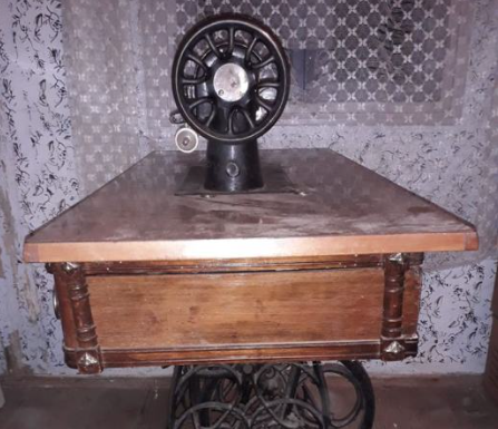 “Moja svekrva mi je za rođendan poklonila staru šivaću mašinu”. “Moja svekrva mi je za rođendan poklonila staru šivaću mašinu”.