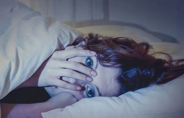 Noću je čula glasove i mislila da je opseda duh, pa postavila kameru: Kad je videla šta se dešava dok spava zaledila se Noću je čula glasove i mislila da je opseda duh, pa postavila kameru: Kad je videla šta se dešava dok spava zaledila se