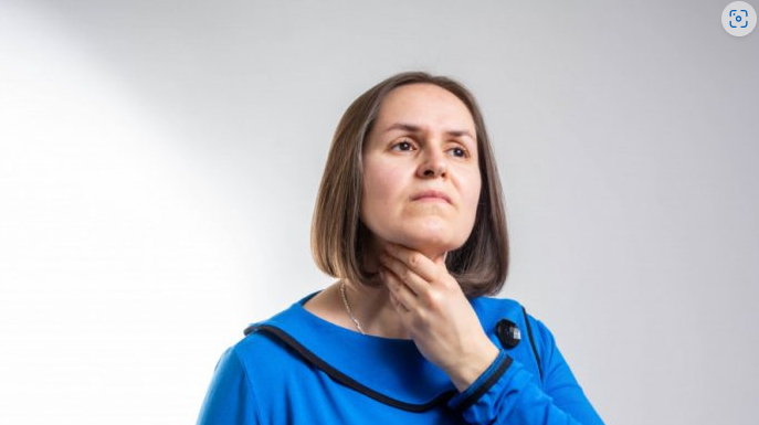 OSJEĆATE KNEDLU U GRLU, A NE ZNATE ZAŠTO: Obratite pažnju na 5 simptoma, mogu nagovijestiti opasnu bolest OSJEĆATE KNEDLU U GRLU, A NE ZNATE ZAŠTO: Obratite pažnju na 5 simptoma, mogu nagovijestiti opasnu bolest