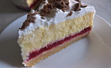 Rafaelo torta sa malinama – Posna verzija kojoj jednostavno nećete moći da odolite Rafaelo torta sa malinama - Posna verzija kojoj jednostavno nećete moći da odolite