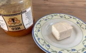 SAMO KVASAC, MALO MEDA I KOSA PONOVO NARASTE KAO U 20-IMA: Kućni trik protiv gubitka kose i brzog rasta, djeluje bolje od hemije! SAMO KVASAC, MALO MEDA I KOSA PONOVO NARASTE KAO U 20-IMA: Kućni trik protiv gubitka kose i brzog rasta, djeluje bolje od hemije!