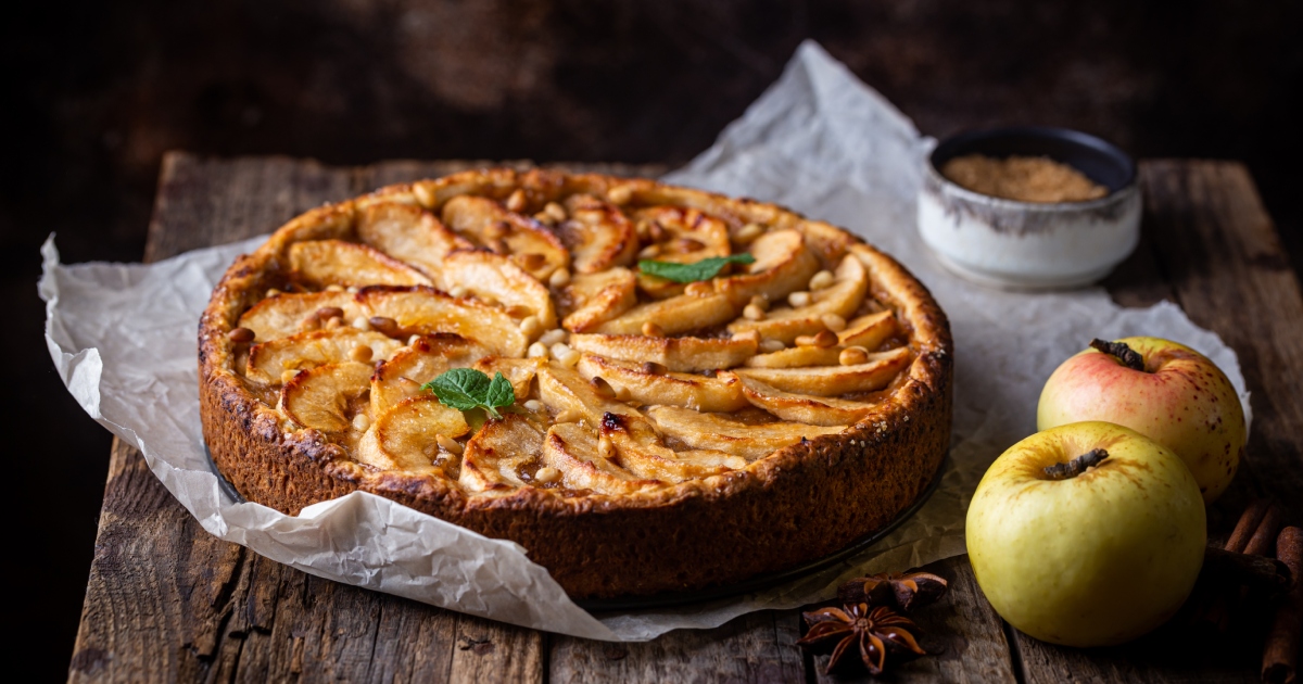 Slatki mali izvrnuti kolač od jabuka Slatki mali izvrnuti kolač od jabuka