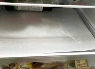 STAVILA JE PAPIR ZA PEČENJE NA ZADNJU POLICU U FRIZIDERU: Kad vidite rezultat odmah ćete uraditi isto STAVILA JE PAPIR ZA PEČENJE NA ZADNJU POLICU U FRIZIDERU: Kad vidite rezultat odmah ćete uraditi isto