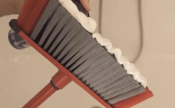 STAVILA JE PENU ZA BRIJANJE NA METLU I ODUŠEVILA SE REZULTATIMA: Čišćenje nikada nije bilo LAKŠE, sve se sija STAVILA JE PENU ZA BRIJANJE NA METLU I ODUŠEVILA SE REZULTATIMA: Čišćenje nikada nije bilo LAKŠE, sve se sija