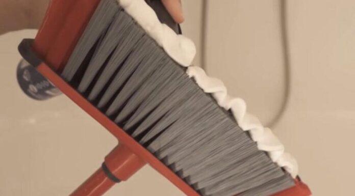 STAVILA JE PENU ZA BRIJANJE NA METLU I ODUŠEVILA SE REZULTATIMA: Čišćenje nikada nije bilo LAKŠE, sve se sija STAVILA JE PENU ZA BRIJANJE NA METLU I ODUŠEVILA SE REZULTATIMA: Čišćenje nikada nije bilo LAKŠE, sve se sija