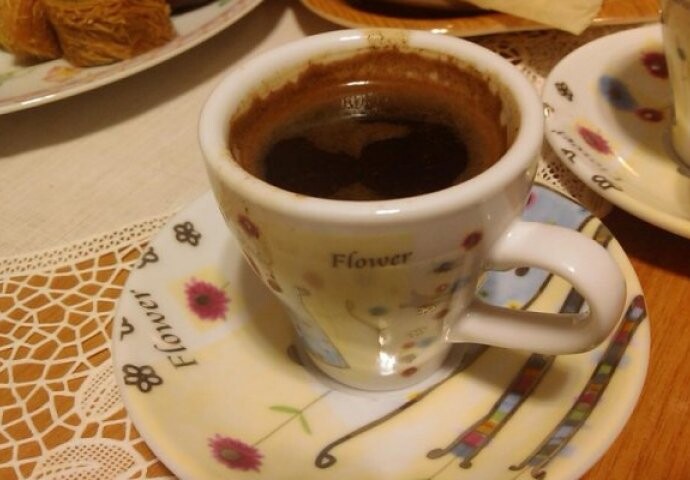 SVAKO JUTRO JE U KAFU DODAVALA I KAŠIČICU OVOG ZAČINA: Mjesec dana kasnije mogla je da uđe u farmerke iz srednje škole SVAKO JUTRO JE U KAFU DODAVALA I KAŠIČICU OVOG ZAČINA: Mjesec dana kasnije mogla je da uđe u farmerke iz srednje škole