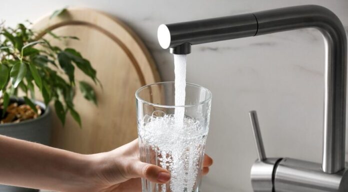 TABELA TEŽINE: Evo koliko čaša vode trebate popiti da biste smršavili u zavisnosti od težine TABELA TEŽINE: Evo koliko čaša vode trebate popiti da biste smršavili u zavisnosti od težine