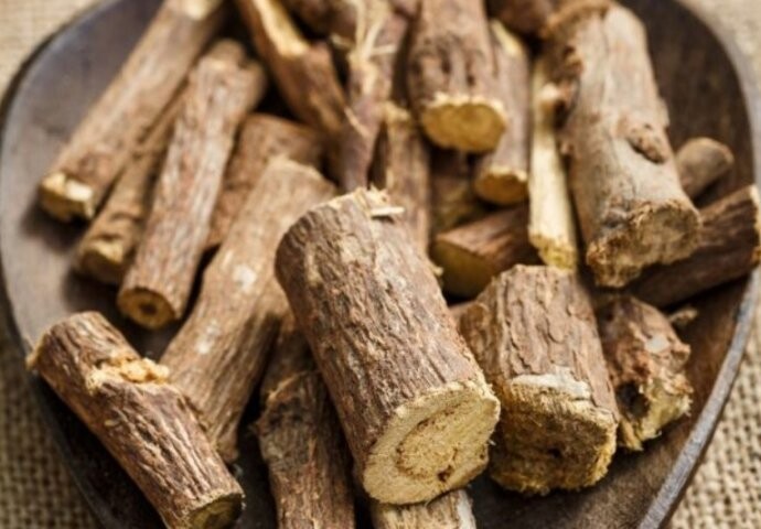 UJUTRU NAPRAVITE SEBI ČAJ OD OVE BILJKE UJUTRU NAPRAVITE SEBI ČAJ OD OVE BILJKE