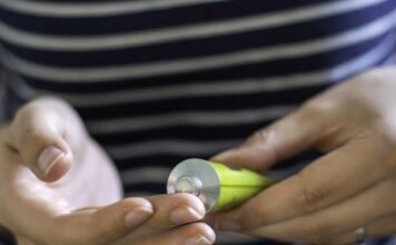 Znate li ovu JEFTINU mast iz apoteke? Skoro niko ne zna da zamenjuje i najskuplju kremu i izglađuje bore kao pegla! Znate li ovu JEFTINU mast iz apoteke? Skoro niko ne zna da zamenjuje i najskuplju kremu i izglađuje bore kao pegla!