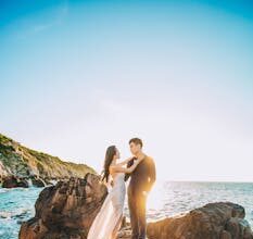 Ljubav na otoku🎁 A couple posing on rocky seaside for a wedding photoshoot in Vietnam under a clear sunny sky.