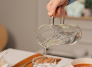 Zašto prekomjerno pijenje vode nakon iftara može biti loše za vaše zdravlje? Zašto prekomjerno pijenje vode nakon iftara može biti loše za vaše zdravlje?