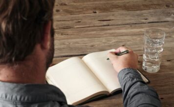 Brisala sam prašinu i slučajno pronašla dnevnik svog muža: Kad sam ga pročitala, iste noći sam pobegla i promenila ime Brisala sam prašinu i slučajno pronašla dnevnik svog muža: Kad sam ga pročitala, iste noći sam pobegla i promenila ime