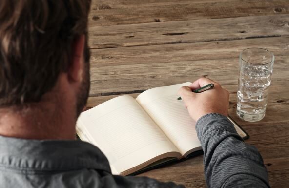 Brisala sam prašinu i slučajno pronašla dnevnik svog muža: Kad sam ga pročitala, iste noći sam pobegla i promenila ime Brisala sam prašinu i slučajno pronašla dnevnik svog muža: Kad sam ga pročitala, iste noći sam pobegla i promenila ime