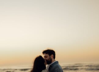 Fantastično otkriće 🎁 romantic embrace at sunset beach