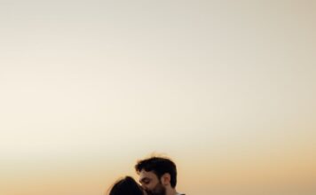 Dr Frank i cirkuska kraljica 🎁 romantic embrace at sunset beach