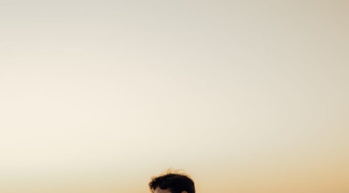 Fantastično otkriće 🎁 romantic embrace at sunset beach