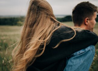 Sjedinjena srca 🎁😍 a girl hugging a guy from back