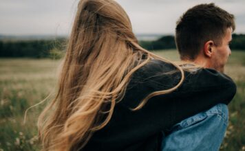 Sjedinjena srca 🎁😍 a girl hugging a guy from back