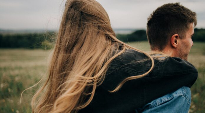 Sjedinjena srca 🎁😍 a girl hugging a guy from back